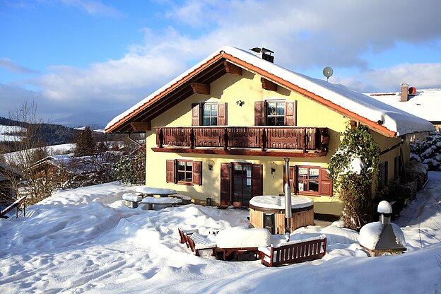 Haus mit Balkon und Pool im Winter